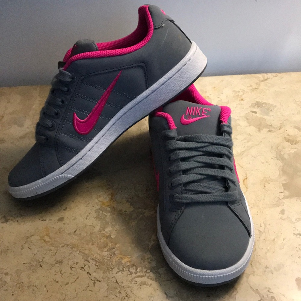 Nike tennis/skateboarding shoe sz 6